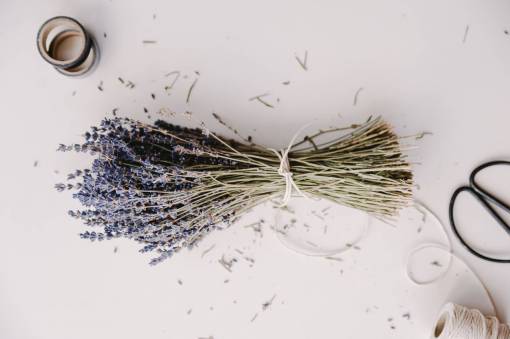 cortar manojo de hierbas de lavanda manualidades tijeras de cinta sellotope