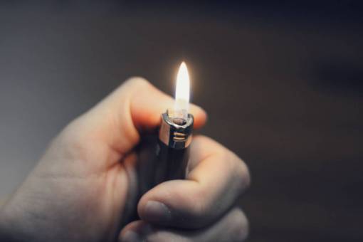 encendido manos de llama de fuego más ligero