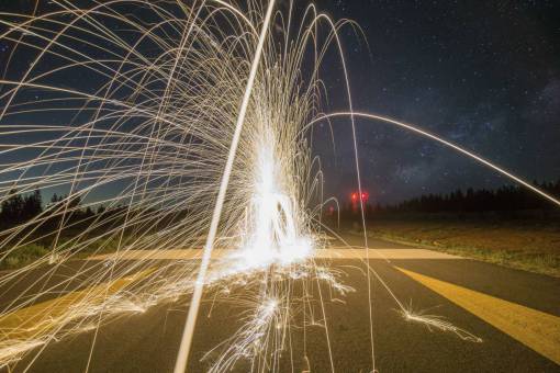 astrofotografia larga exposición camino calle noche oscura nubes cielo