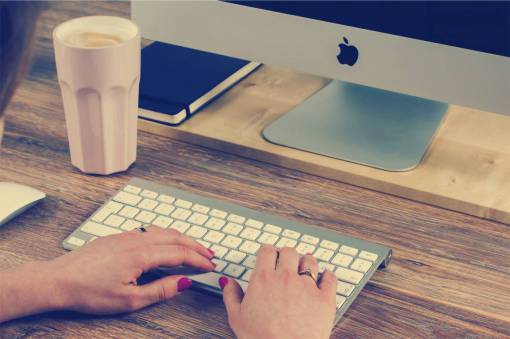 escritorio mac computadora de escritorio teclado escribiendo escritorio de trabajo