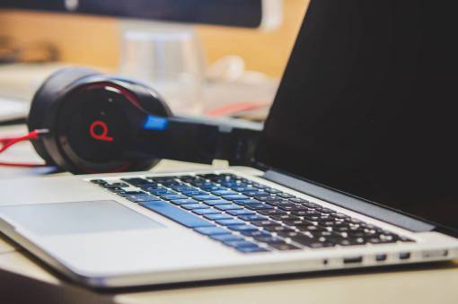 auriculares macbook laptop computadora tecnología negocios oficina escritorio