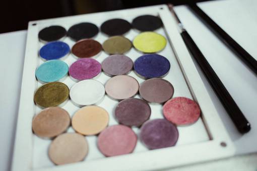 polvo maquillaje cepillo de colores en polvo de belleza