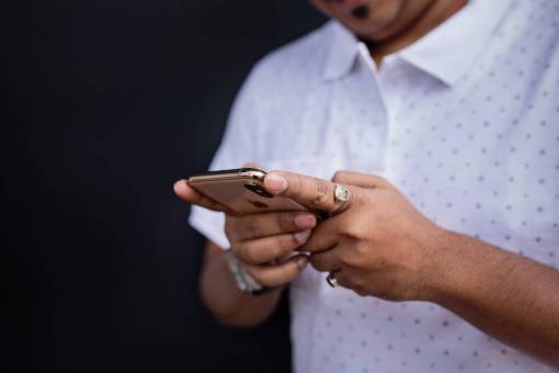 participacion Hombre navegando teléfono inteligente tecnología de telefonía móvil