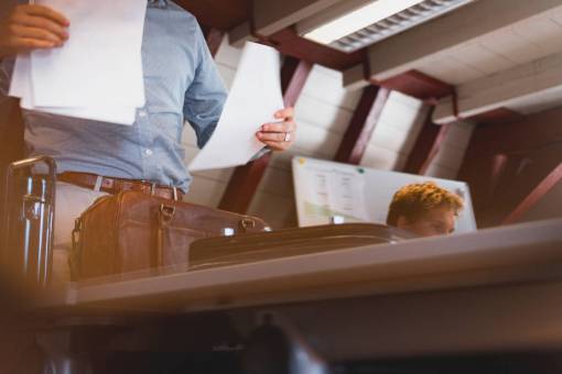 escritorio hombre reunión de negocios documentos documentos papel camisa