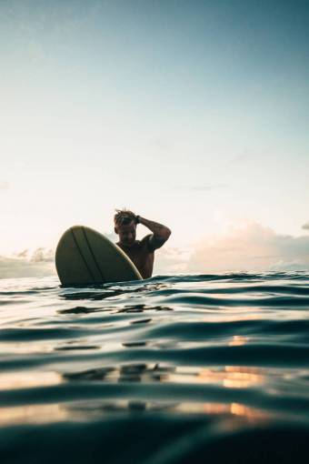 aventura de verano hombre sufboard agua de mar océano viajes vacaciones