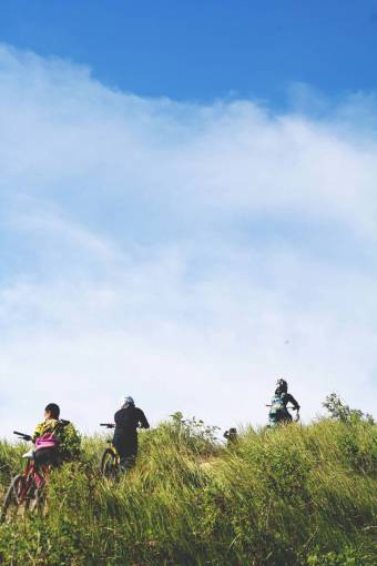 bicycle men  women  people  friends  group  mountain  bike