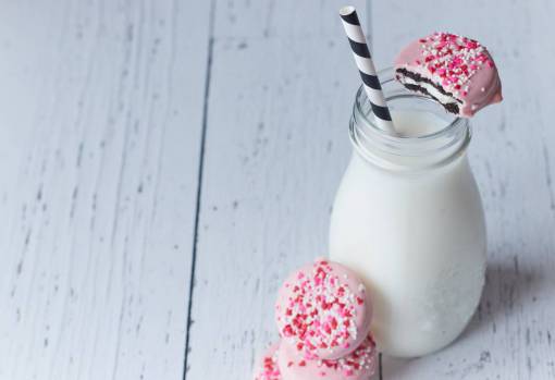 heladas botella de leche galletas vaso paja bocadillo bebida