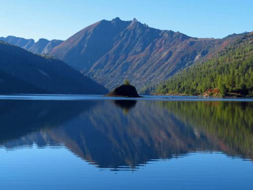 senderismo lago de montaña reflexión senderismo viajes aventura pasión por los viajes