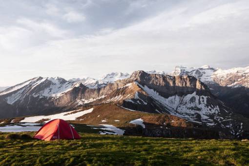 senderismo montaña nieve invierno frío hierba verde carpa