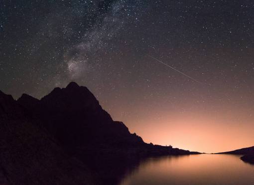 galaxia montaña valle agua líquido cielo nubes espacio