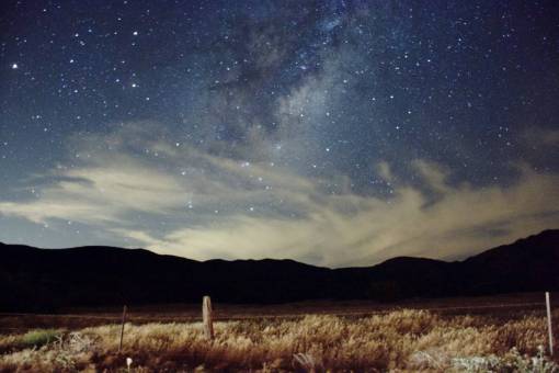 constelacion naturaleza montañas pendiente hierba cielo nocturno nubes