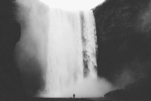 escalador naturaleza agua cascadas viajes blanco y negro escala de grises
