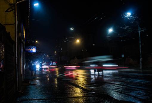 tiempo la noche las luces de la ciudad aceleran el movimiento de la vida erosionan la carretera