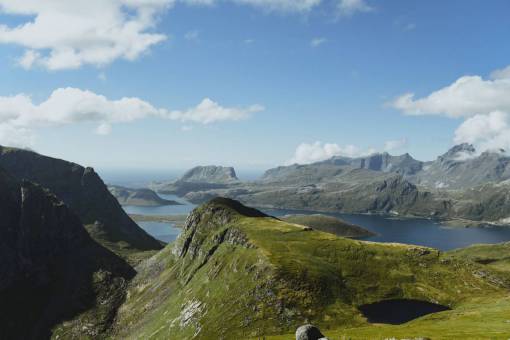 acantilado Noruega lofoten montañas agua océano naturaleza cielo