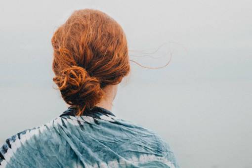 espalda gente atrás sola mujer triste