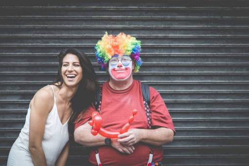 globo gente amigos pareja sonríe feliz payaso globos