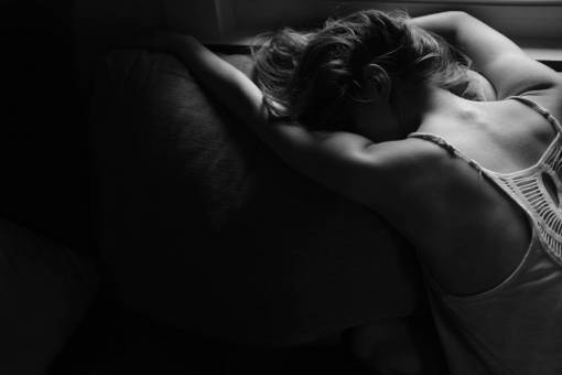 duro gente niña mujer sola cama habitación durmiendo