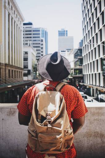 sombrero gente hombre bolsa sombrero negro arquitectura edificio