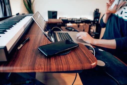 teclados gente hombre chico millenials ocupado bebiendo laptop