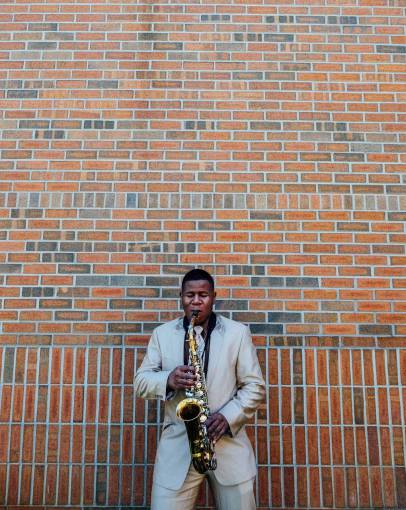 africano gente hombre música saxofón instrumento de viento esmoquin