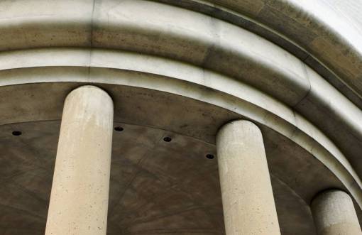 curvas pilares estructura del edificio histórico resistido romano ornamentado