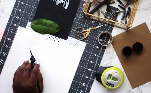 rulos regla tijeras brújula diseño arte hojas caligrafía