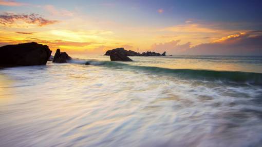 rocoso mar océano splash ondulaciones formación rocosa paisaje