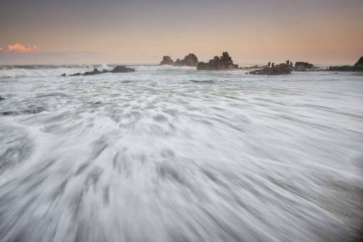 rocoso mar océano splash ondulaciones formación rocosa paisaje