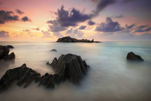rocoso mar océano splash ondulaciones formación rocosa paisaje