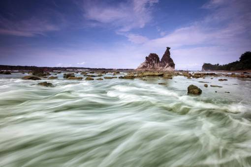 rocoso mar océano splash ondulaciones formación rocosa paisaje
