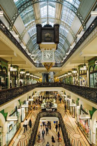 reloj centro comercial interior gente ocupada clientes tiendas