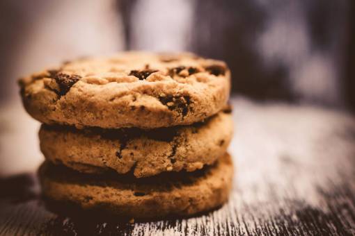 chip Pila de galletas con chispas de chocolate, mesa de madera, comida, galletas