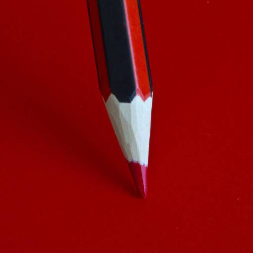 sostener todavía elementos cosas lápiz de color rojo fuerte