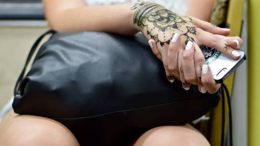 movil tatuajes niña mujer manos esmalte de uñas iphone móvil