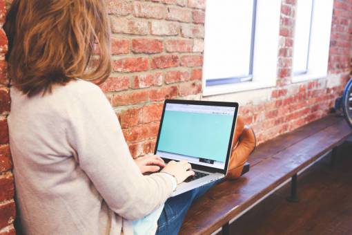 internet escribiendo trabajo negocio oficina niña mujer gente