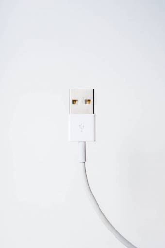 cable tecnología de pared blanca con cable usb