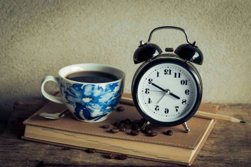 tiempo vintage despertador libro lápiz café bebida