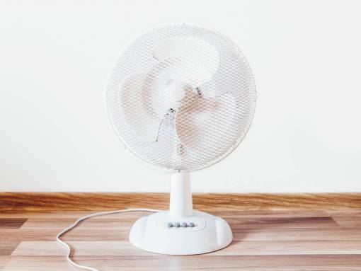 duro abanico blanco objetos pared de piso de madera dura