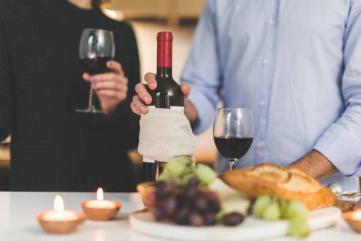 datos pareja de vino comida romantica bebida velas fecha