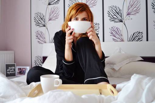 coffee break mujer desayuno cama comida gente adulto café