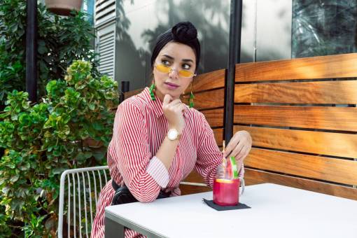 hembra mujer rosa bebida gafas de sol moda modelo reloj