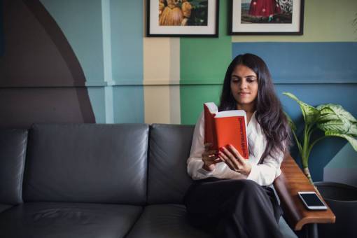 sofa Mujer leyendo un sofá relajante libro de ocio en el interior