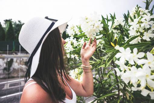 vestido de mujer mujer oliendo flores naturaleza sombrero verano verano vestido