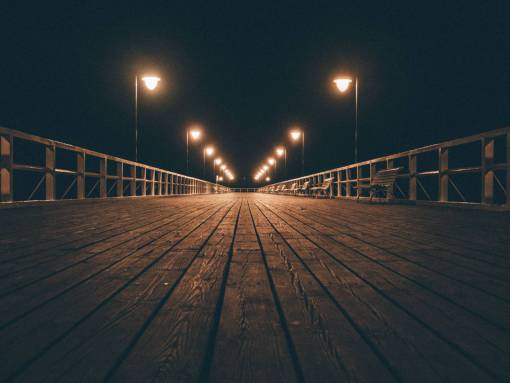 tarde malecón de madera muelle muelle noche tarde brumoso
