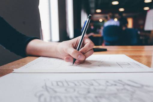 escritorio escritura dibujo boceto lápiz manos papel oficina