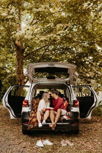 pico Una pareja enamorada haciendo un picnic en su coche