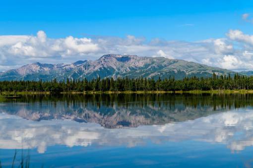 montanas Paisaje del lago en Alaska