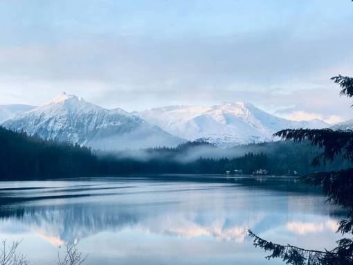 montanas Paisaje del lago en Alaska