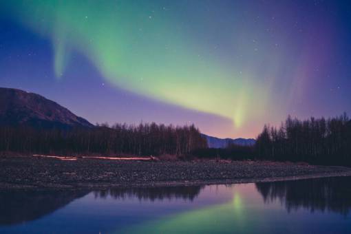 montanas Paisaje del lago en Alaska