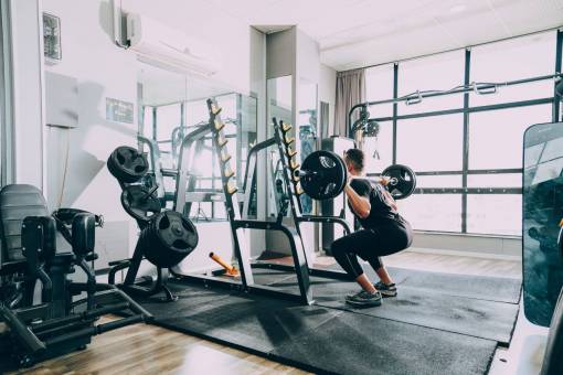 deportes Hombre haciendo sentadillas en el gimnasio
